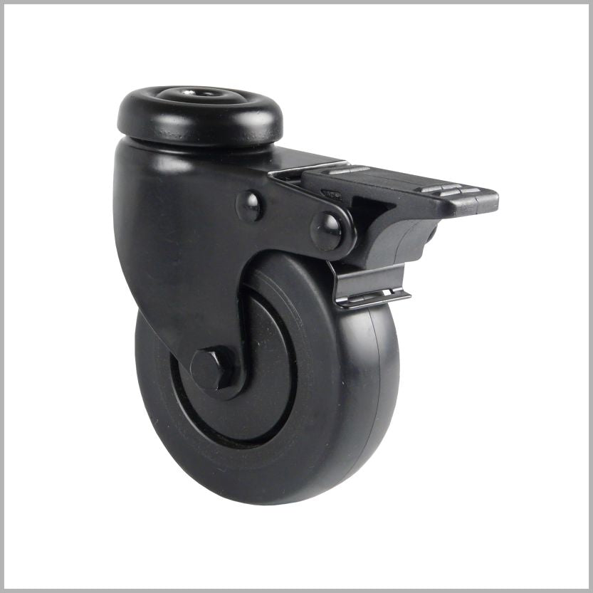 Schwarze Lenkrolle mit Rückenloch und Feststeller für Ladenbau und Bühnenbau. Der Hebel zum Feststellen des Rades ist aus schwarzem Kunststoff